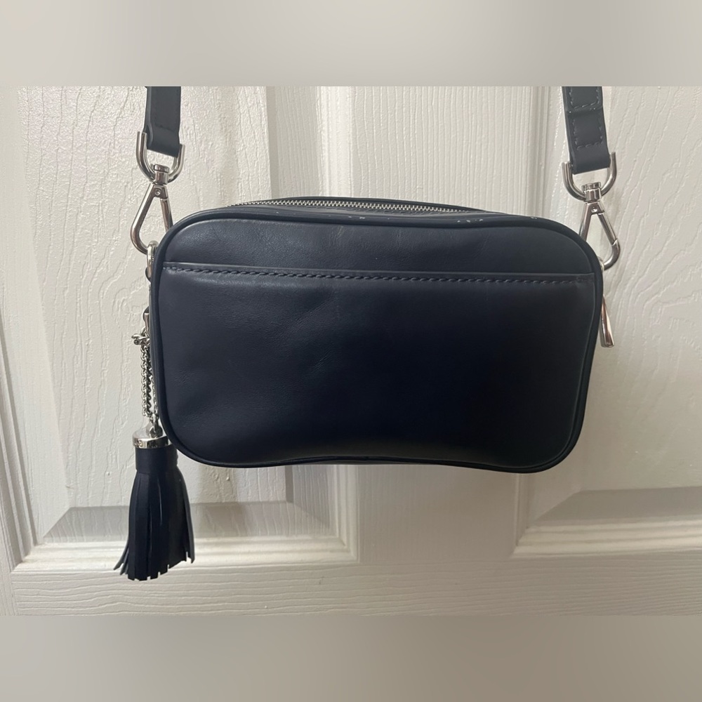 Michael Michael Kors
SIGNATURE TRICOLOR CAMERA
BAG - Picture 7 of 16